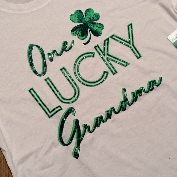 St Patrick's Day T-shirt "One Lucky Grandma" White Green Graphic Shamroc… - Picture 4 of 6